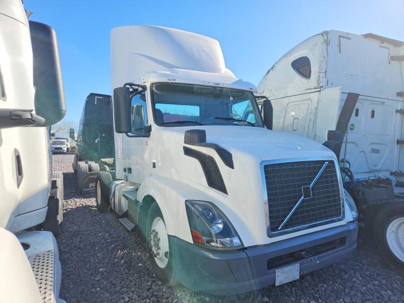 2012 Volvo Vn VIN 4V4N19EH2CN549507 COPART salvage auction — NORMAL WEAR, In - Certificate Of Title, sold $5,000 on 2026-08-25 (photo 1)