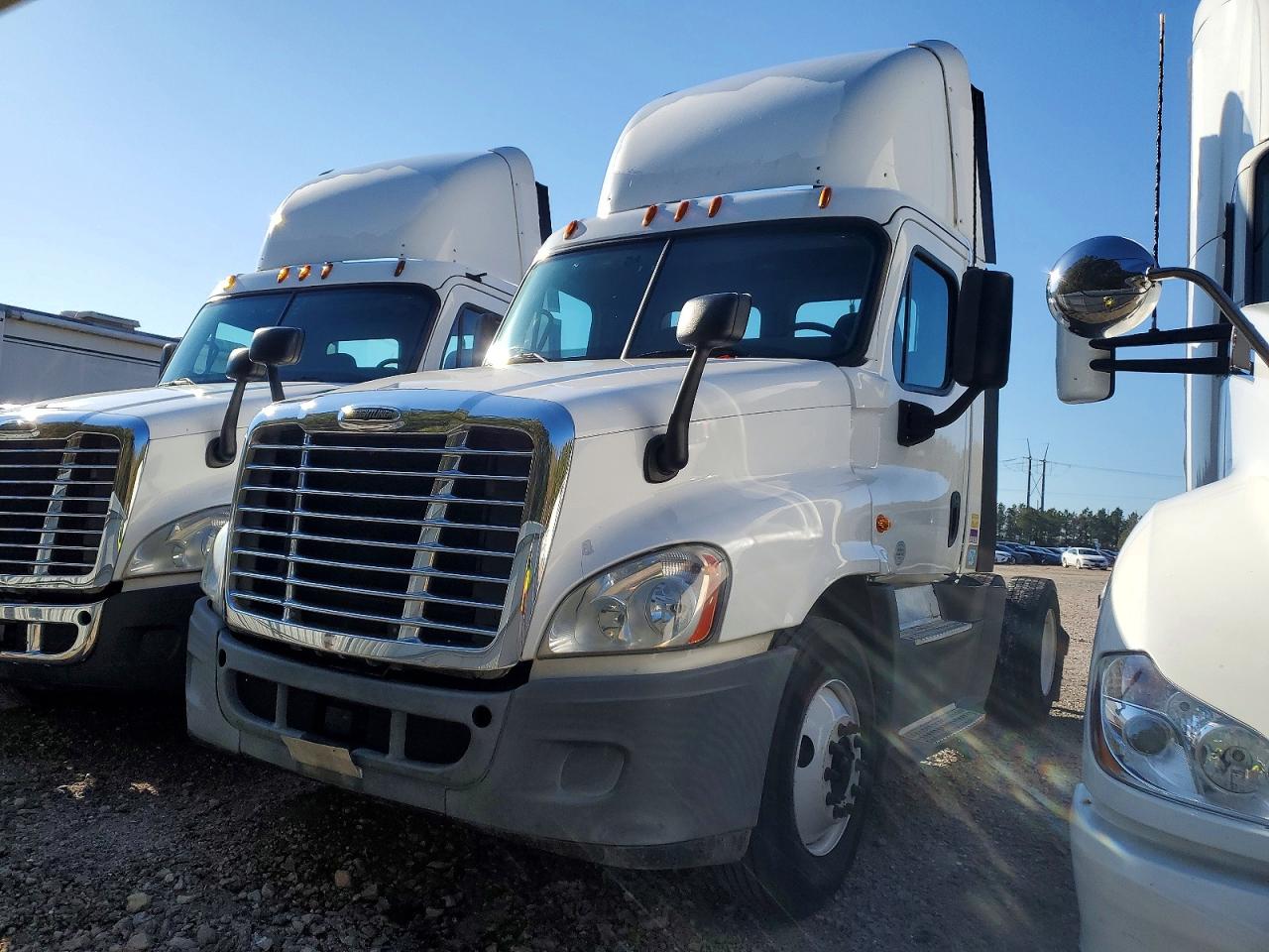 2015 Freightliner All other VIN 1FUBGEDV6FLGH4742 COPART salvage auction — Minor Dent/Scratches, IN - CERTIFICATE OF TITLE, sold $5,000 on 2026-06-29 (photo 2)