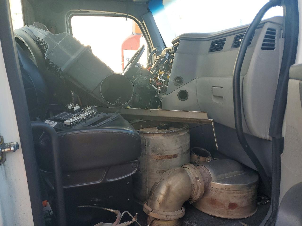 2017 Peterbilt All models VIN 1XPBA48X5HD429006 COPART salvage auction — Normal Wear, IN - CERTIFICATE OF TITLE, sold $5,500 on 2026-09-15 (photo 5)