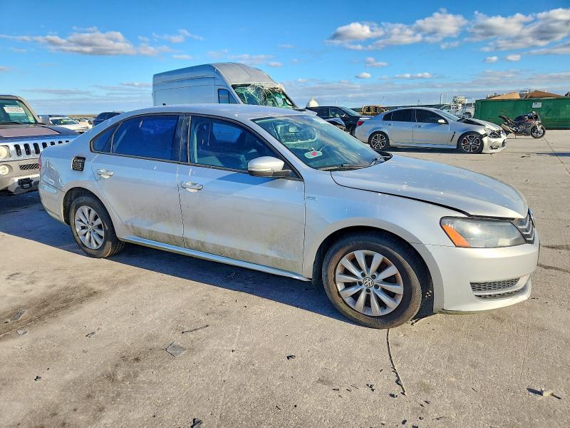 2015 Volkswagen Passat VIN 1VWAT7A33FC092027 COPART salvage auction — MINOR DENT/SCRATCHES, Salvage Title, sold $1,450 on 2026-08-13 (photo 4)
