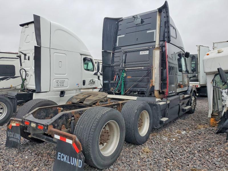2006 Volvo Vnl VIN 4V4NC9GH66N442911 COPART salvage auction — NORMAL WEAR, Il - Certificate Of Title (P), sold $950 on 2026-07-07 (photo 4)