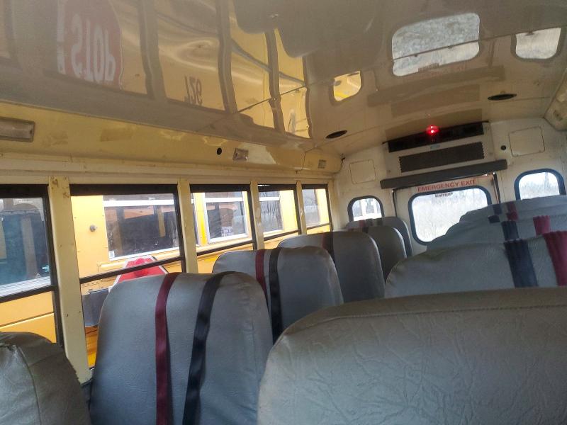 2011 Chevrolet Bus VIN 1GBHG31C891156131 COPART salvage auction — NORMAL WEAR, NY - CERTIFICATE OF TITLE, sold $2,500 on 2026-07-09 (photo 6)