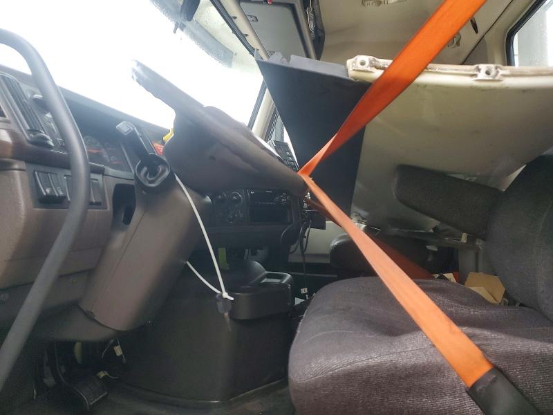 2017 Volvo Vnl VIN 4V4N39TG4HN988025 COPART salvage auction — NORMAL WEAR, In - Certificate Of Title, sold $4,900 on 2026-08-25 (photo 5)