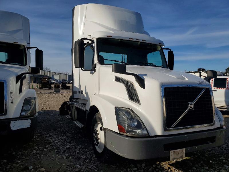 2017 Volvo Vn VIN 4V4N39TG9HN987968 COPART salvage auction — NORMAL WEAR, IN - CERTIFICATE OF TITLE, sold $4,900 on 2026-08-25 (photo 1)