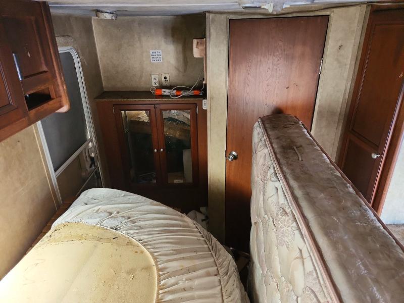 2013 Dutchmen Coleman VIN 47CTCLJ13DM447285 COPART salvage auction — BURN, OK - CERTIFICATE OF TITLE-JUNKED, sold $100 on 2026-09-22 (photo 6)