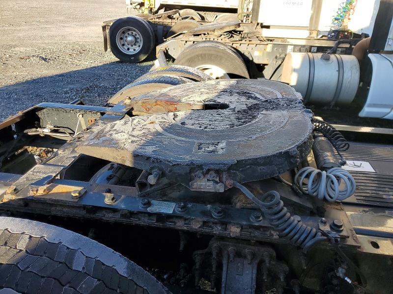 2016 Volvo Vnl VIN 4V4N39TG5GN965609 COPART salvage auction — NORMAL WEAR, In - Dealer Only Clean Title, sold $5,100 on 2026-08-05 (photo 9)