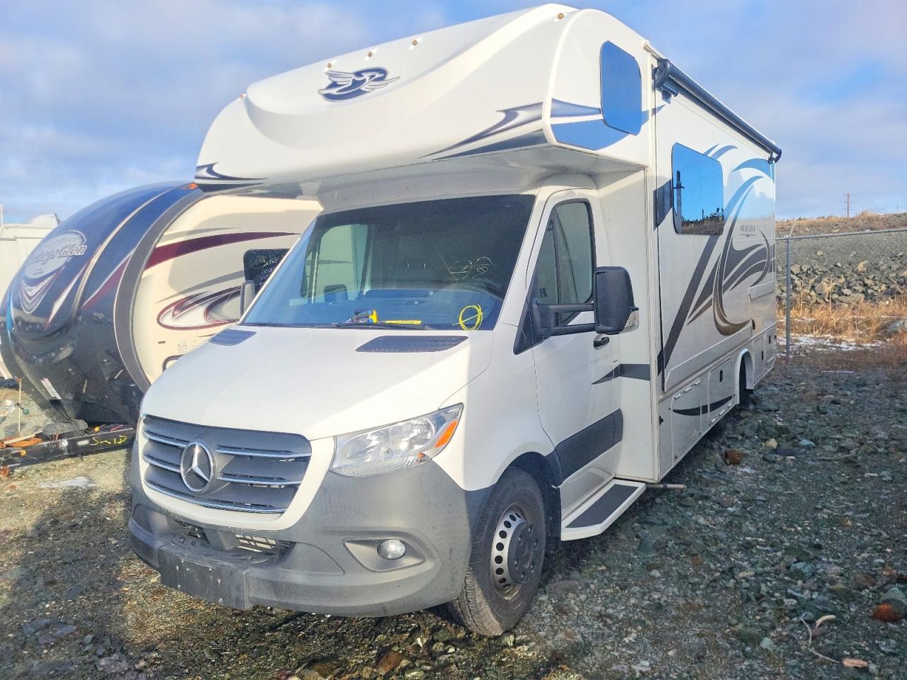 2022 Jayco Melbourne VIN W1X8E33Y5MN160049 COPART salvage auction — Burn, ON - PERMIT NO BRAND - UNFIT, sold $55,000 on 2026-04-09 (photo 2)