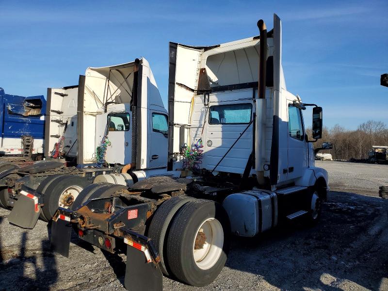2016 Volvo Vnl VIN 4V4N39TG5GN965609 COPART salvage auction — NORMAL WEAR, In - Dealer Only Clean Title, sold $5,100 on 2026-08-05 (photo 4)