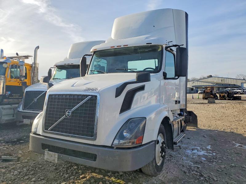 2017 Volvo Vn VIN 4V4N39TG9HN987968 COPART salvage auction — NORMAL WEAR, In - Certificate Of Title, sold $5,100 on 2026-07-10 (photo 2)