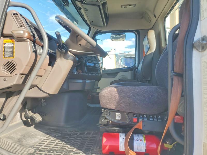 2016 Volvo Vnl VIN 4V4N39TGXGN965623 COPART salvage auction — NORMAL WEAR, In - Certificate Of Title, sold $5,000 on 2026-08-03 (photo 5)