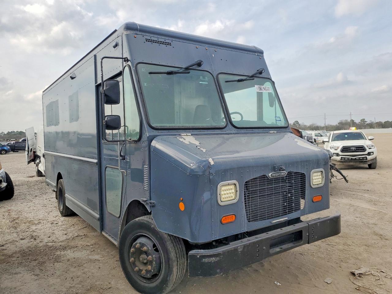 2020 Freightliner All models VIN 4UZAC2EA8LCMH7911 COPART salvage auction — Minor Dent/Scratches, TX - CERTIFICATE OF TITLE, sold $19,100 on 2026-06-30 (photo 4)