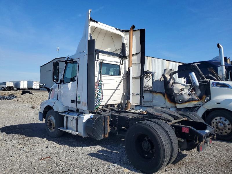 2016 Volvo Vnl VIN 4V4N39TGXGN965623 COPART salvage auction — NORMAL WEAR, In - Certificate Of Title, sold $5,000 on 2026-08-03 (photo 3)