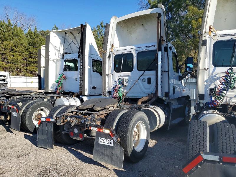 2015 Freightliner All other VIN 1FUBGEDV6FLGH4742 COPART salvage auction — MINOR DENT/SCRATCHES, IN - CERTIFICATE OF TITLE, sold $5,000 on 2026-07-20 (photo 4)