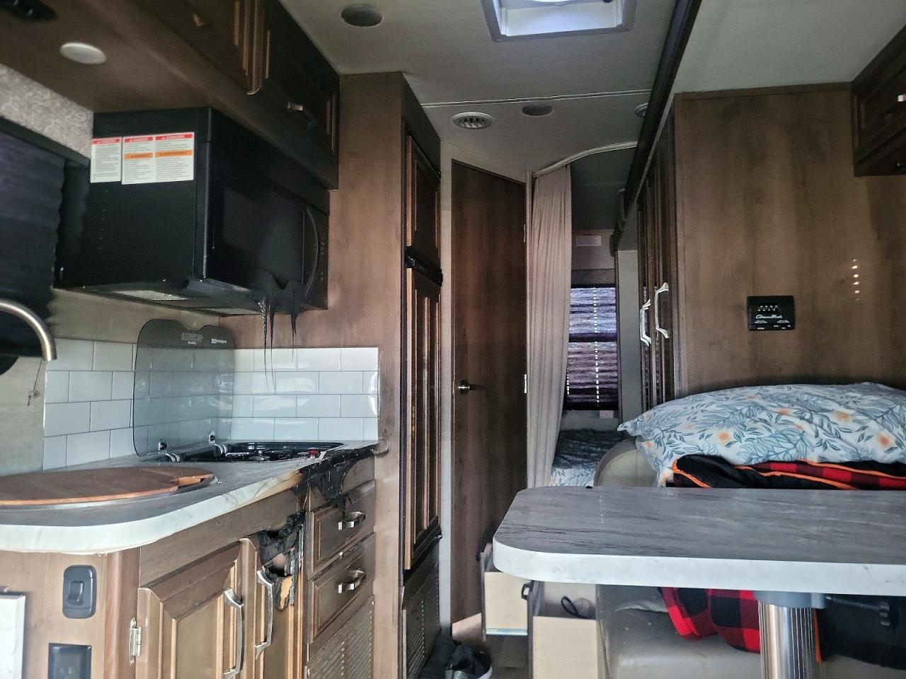 2022 Jayco Melbourne VIN W1X8E33Y5MN160049 COPART salvage auction — Burn, ON - PERMIT NO BRAND - UNFIT, sold $55,000 on 2026-04-09 (photo 9)
