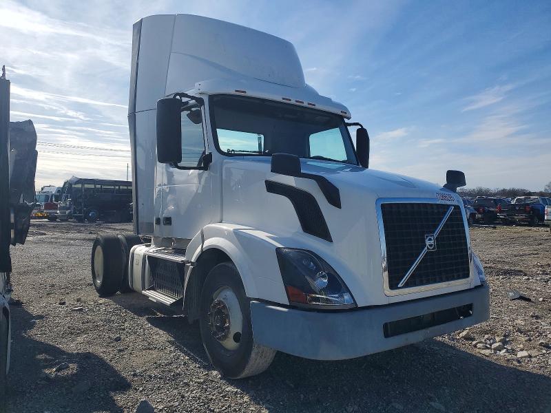2016 Volvo Vnl VIN 4V4N39TGXGN965623 COPART salvage auction — NORMAL WEAR, In - Certificate Of Title, sold $5,000 on 2026-08-03 (photo 1)