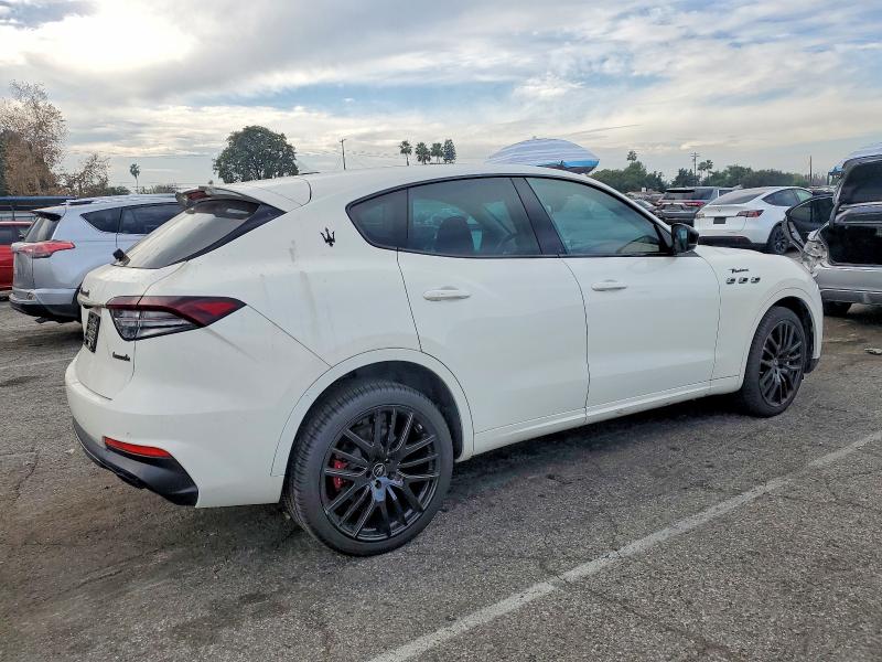 2023 Maserati Levante VIN ZN661YUM2PX411502 COPART salvage auction — MINOR DENT/SCRATCHES, CA - DIS/DLR/EXP ONLY CLEAN TITLE, sold $24,000 on 2026-07-24 (photo 3)
