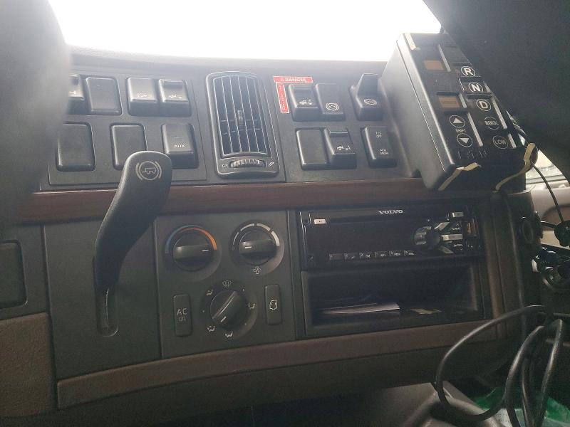 2017 Volvo Vnl VIN 4V4N39TG4HN988025 COPART salvage auction — NORMAL WEAR, In - Certificate Of Title, sold $4,900 on 2026-08-25 (photo 9)