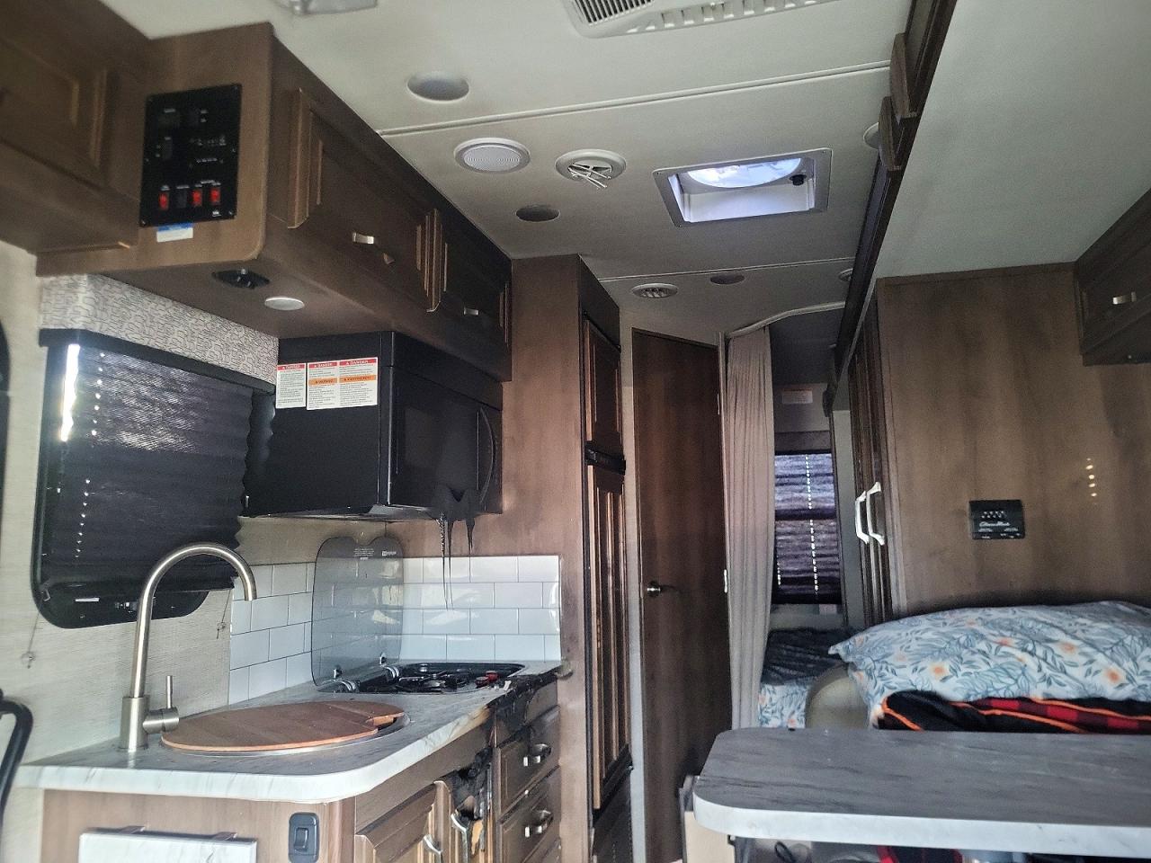 2022 Jayco Melbourne VIN W1X8E33Y5MN160049 COPART salvage auction — Burn, ON - PERMIT NO BRAND - UNFIT, sold $55,000 on 2026-04-09 (photo 5)