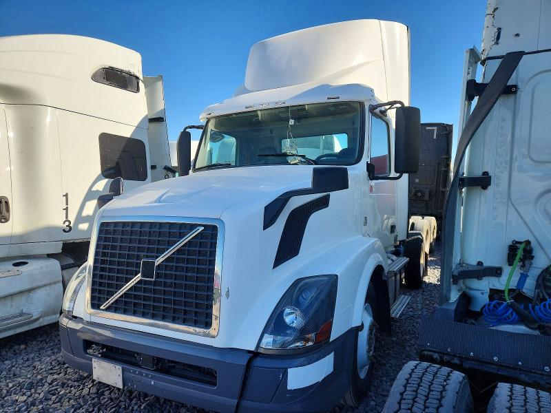 2012 Volvo Vn VIN 4V4N19EH2CN549507 COPART salvage auction — NORMAL WEAR, In - Certificate Of Title, sold $5,000 on 2026-08-25 (photo 2)