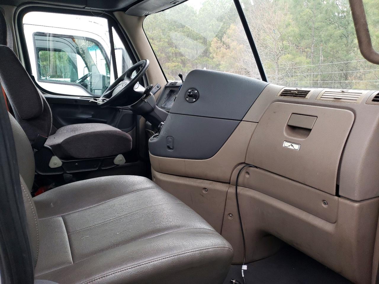 2015 Freightliner All other VIN 1FUBGEDV6FLGH4742 COPART salvage auction — Minor Dent/Scratches, IN - CERTIFICATE OF TITLE, sold $5,000 on 2026-06-29 (photo 5)