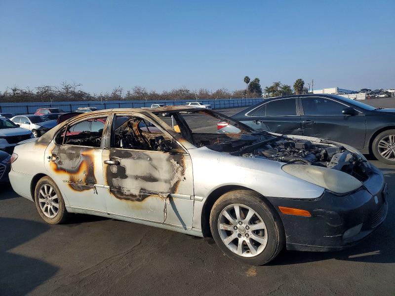 2002 Lexus Es 300 VIN JTHBF30G320032898 COPART salvage auction — INTERIOR BURN, CA - NON-REPAIRABLE VEHICLE CERT, sold $100 on 2026-07-09 (photo 4)