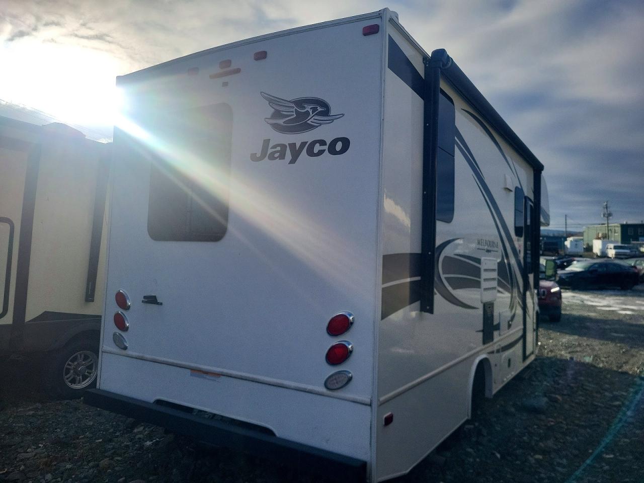 2022 Jayco Melbourne VIN W1X8E33Y5MN160049 COPART salvage auction — Burn, ON - PERMIT NO BRAND - UNFIT, sold $55,000 on 2026-04-09 (photo 4)
