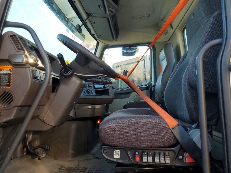 2016 Volvo Vnl VIN 4V4N39TG5GN965609 COPART salvage auction — NORMAL WEAR, In - Dealer Only Clean Title, sold $5,100 on 2026-08-05 (photo 5)