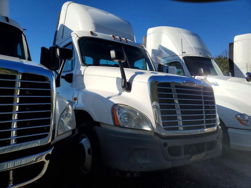 2015 Freightliner All other VIN 1FUBGEDV6FLGH4742 COPART salvage auction — MINOR DENT/SCRATCHES, IN - CERTIFICATE OF TITLE, sold $5,000 on 2026-07-20 (photo 1)