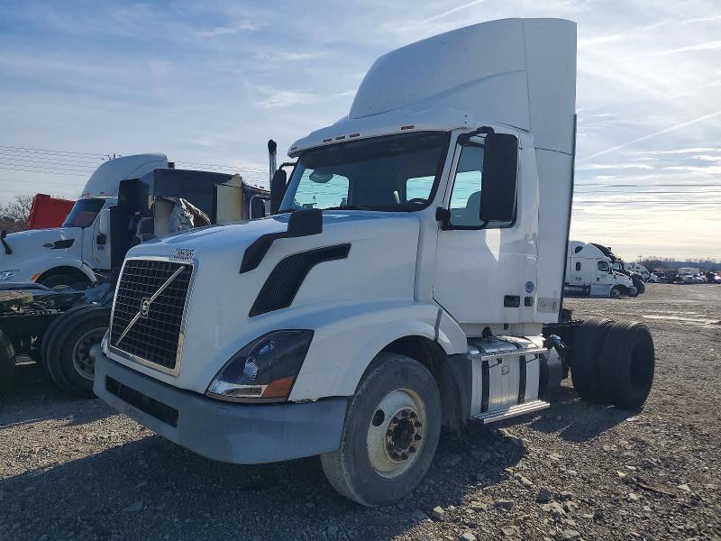 2016 Volvo Vnl VIN 4V4N39TGXGN965623 COPART salvage auction — NORMAL WEAR, In - Certificate Of Title, sold $5,000 on 2026-08-03 (photo 2)