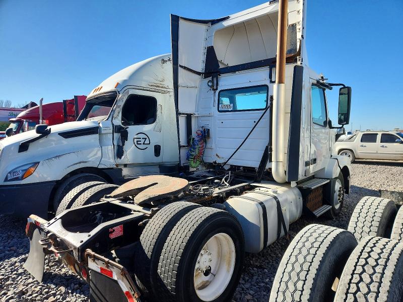 2012 Volvo Vn VIN 4V4N19EH2CN549507 COPART salvage auction — NORMAL WEAR, In - Certificate Of Title, sold $5,000 on 2026-08-25 (photo 4)