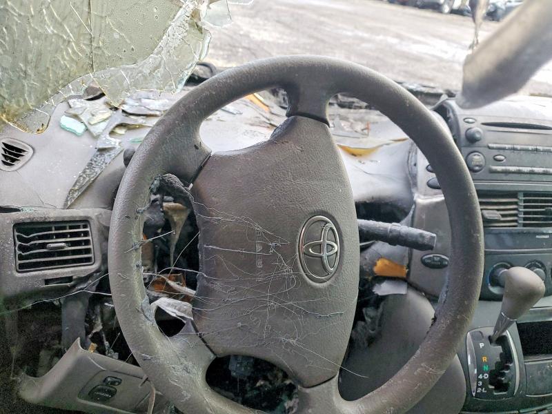 2006 Toyota Sienna VIN 5TDZA23C66S475924 COPART salvage auction — INTERIOR BURN, NY - MV907A-PARTS ONLY, sold $125 on 2026-07-13 (photo 9)