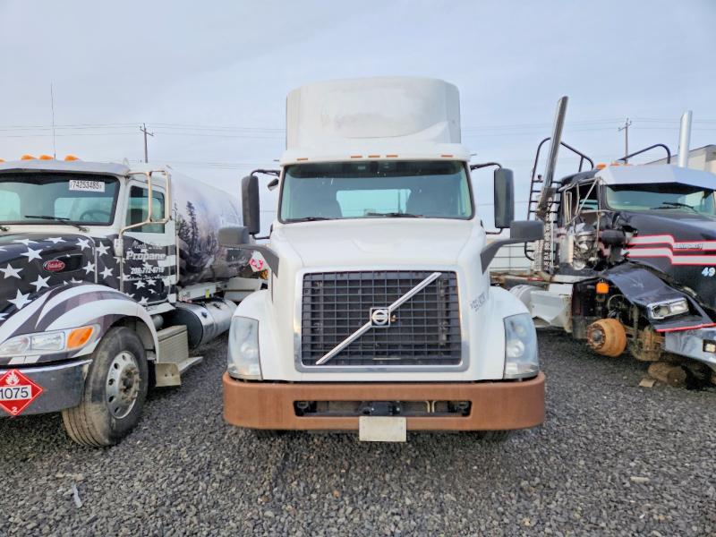 2018 Volvo Vnl VIN 4V4N39EH7JN987933 COPART salvage auction — NORMAL WEAR, In - Certificate Of Title, sold $5,000 on 2026-07-29 (photo 9)