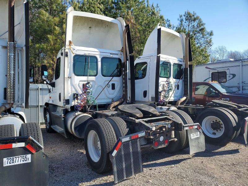 2015 Freightliner All other VIN 1FUBGEDV6FLGH4742 COPART salvage auction — MINOR DENT/SCRATCHES, IN - CERTIFICATE OF TITLE, sold $5,000 on 2026-07-20 (photo 3)