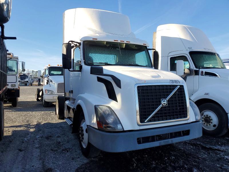 2016 Volvo Vnl VIN 4V4N39TG5GN965609 COPART salvage auction — NORMAL WEAR, In - Dealer Only Clean Title, sold $5,100 on 2026-08-05 (photo 1)