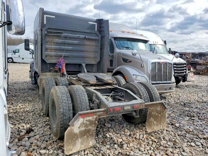2016 Peterbilt 579 VIN 1XPBD49X0GD281223 COPART salvage auction — NORMAL WEAR, AL - CERT OF TITLE-SALVAGE TITLE, sold $8,600 on 2026-08-26 (photo 3)
