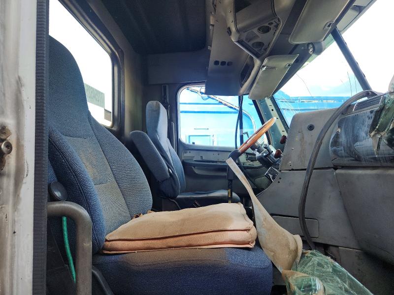2000 Freightliner Conventional VIN 1FUYSSEB5YLB74915 COPART salvage auction — ROLLOVER, VA - CERTIFICATE OF TITLE, sold $1,200 on 2026-07-07 (photo 6)