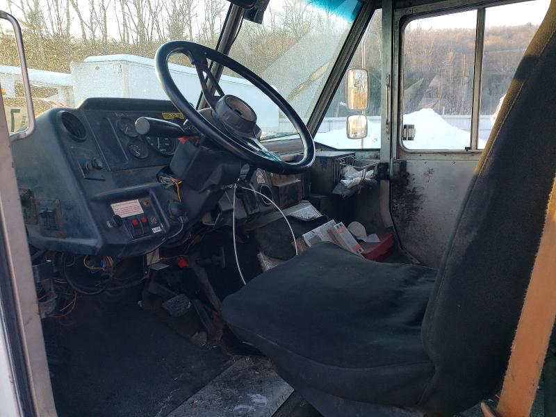 2000 Frht - freightliner VIN 4UZA4FA40YCG65096 COPART salvage auction — FRONT END, MA - CERT OF TITLE-SALVAGE, sold $125 on 2026-09-30 (photo 8)
