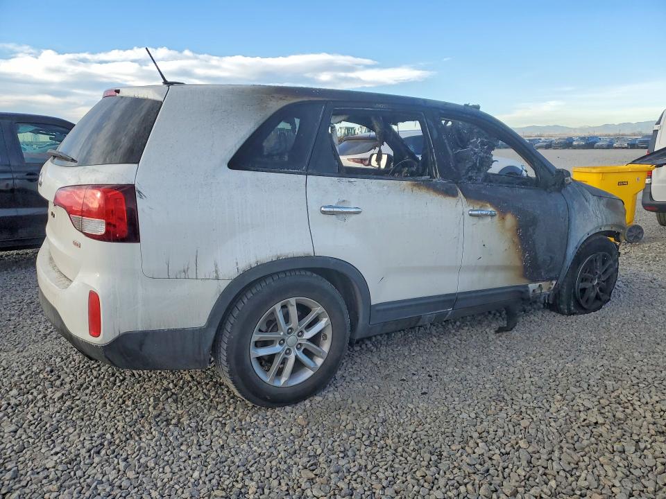 2015 Kia Sorento VIN 5XYKTCA67FG559603 COPART salvage auction — BURN, Co - Salvage Title, sold $275 on 2026-07-28 (photo 3)