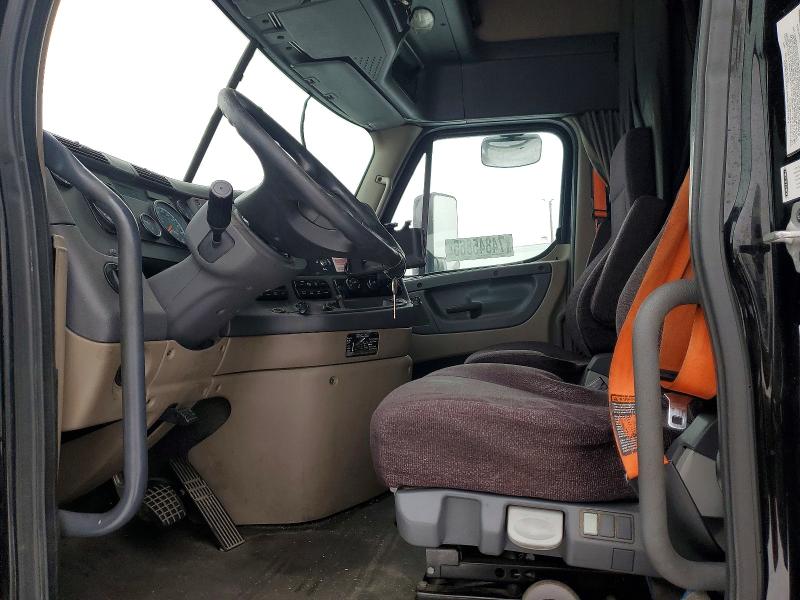 2016 Freightliner Cascadia 125 VIN 1FUJGLDR7GLHE2843 COPART salvage auction — Burn Engine, IL - SALVAGE CERTIFICATE, sold $2,850 on 2026-07-09 (photo 5)