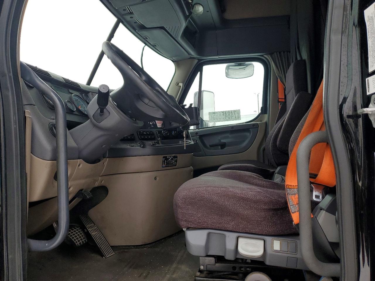 2016 Freightliner Cascadia 125 VIN 1FUJGLDR7GLHE2843 COPART salvage auction — Burn Engine, IL - SALVAGE CERTIFICATE, sold $2,850 on 2026-06-30 (photo 5)