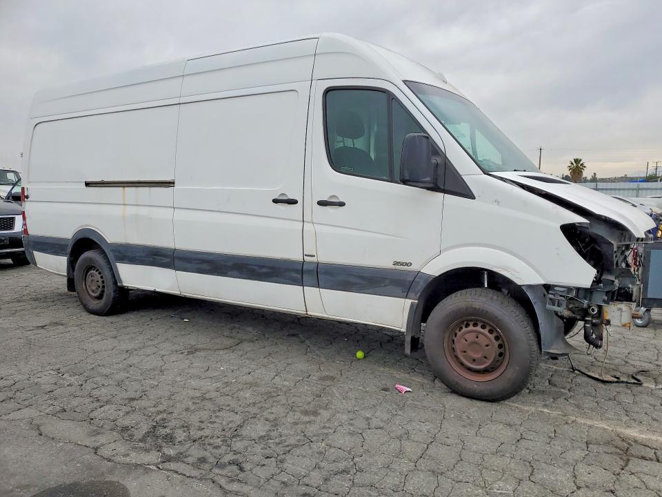 2011 Mercedes-benz Sprinter VIN WD3PE8CB4B5568263 COPART salvage auction — FRONT END, CA - DIS/DLR/EXP ONLY CLEAN TITLE (P), sold $200 on 2026-07-09 (photo 4)