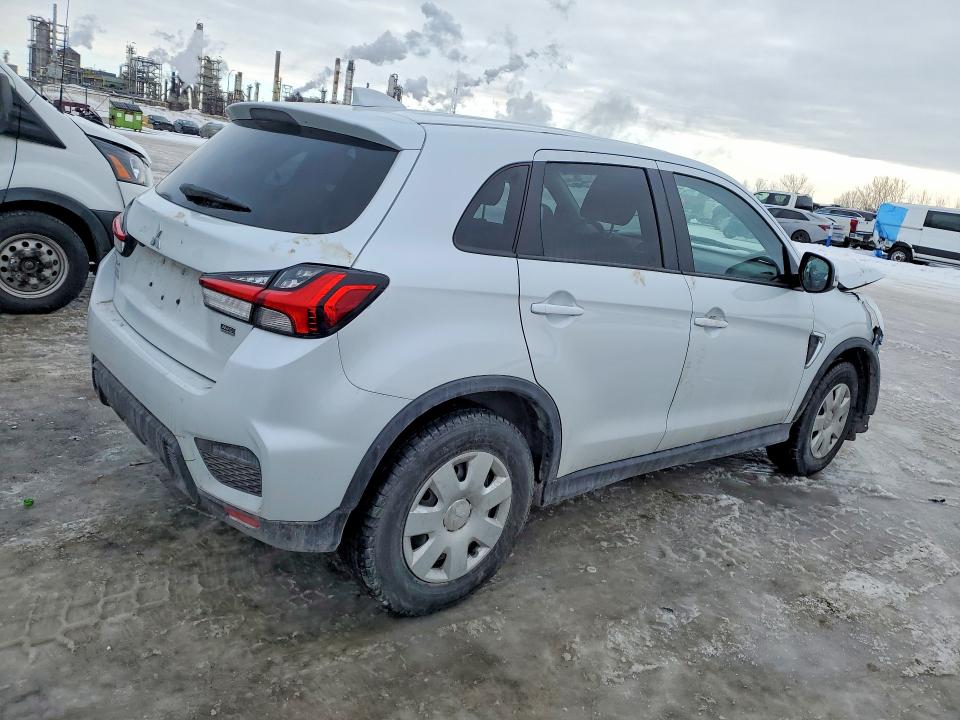 2023 Mitsubishi Outlander VIN JA4AJVAW4PU606917 COPART salvage auction — FRONT END, Qc - Gravement Accidente, sold $3,650 on 2026-07-07 (photo 3)