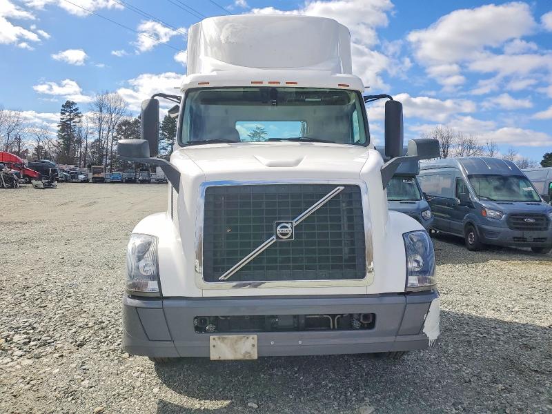 2018 Volvo Vnl VIN 4V4N39EH9JN892757 COPART salvage auction — NORMAL WEAR, IN - DEALER ONLY CLEAN TITLE, sold $5,000 on 2026-07-29 (photo 9)