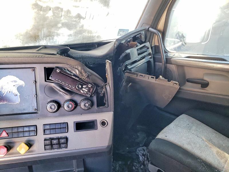 2018 Freightliner Cascadia 126 VIN 3AKJHHDR4JSJC6858 COPART salvage auction — Burn Interior, MA - CERT OF TITLE-SALVAGE, sold $7,100 on 2026-09-17 (photo 9)
