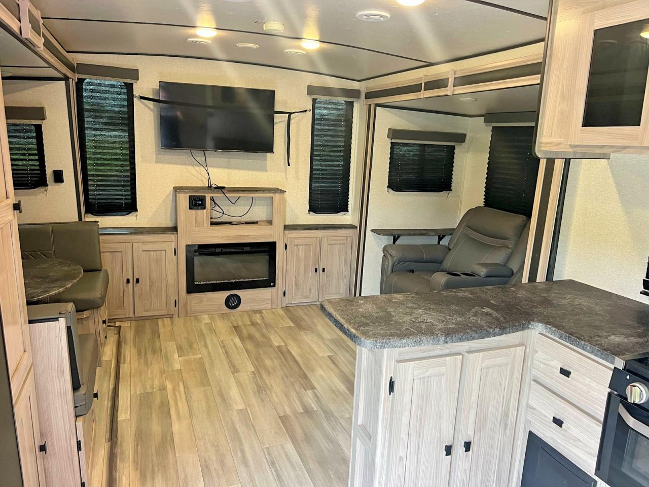 2023 Coachmen All models VIN 5ZT2SBTB7PS046174 COPART salvage auction — Rear End, GA - CERTIFICATE OF TITLE (P), sold $7,100 on 2026-04-09 (photo 8)