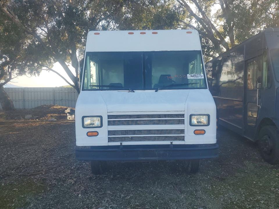 2001 Workhorse custom chassis VIN 5B4KP42Y613329435 COPART salvage auction — MINOR DENT/SCRATCHES, Ca - Dis/Dlr/Exp Only Lien Papers, sold $250 on 2026-10-02 (photo 5)