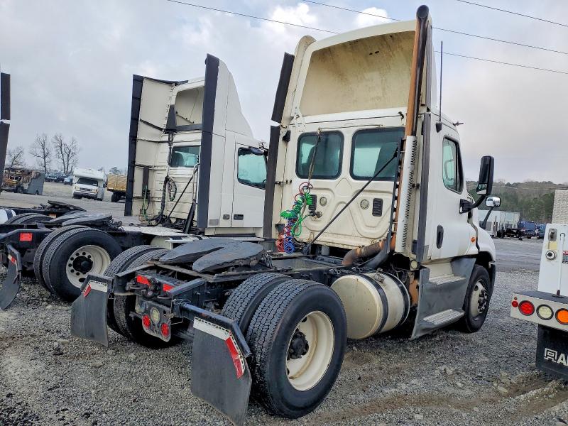 2016 Freightliner All other VIN 1FUBGEDV3GLHC5616 COPART salvage auction — MINOR DENT/SCRATCHES, IN - CERTIFICATE OF TITLE, sold $5,100 on 2026-07-15 (photo 4)