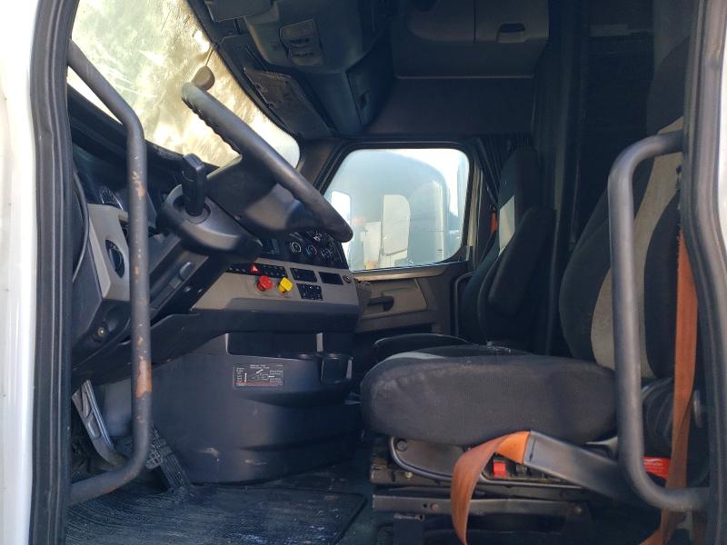 2018 Freightliner Cascadia 126 VIN 3AKJHHDR4JSJC6858 COPART salvage auction — Burn Interior, MA - CERT OF TITLE-SALVAGE, sold $7,100 on 2026-09-17 (photo 5)