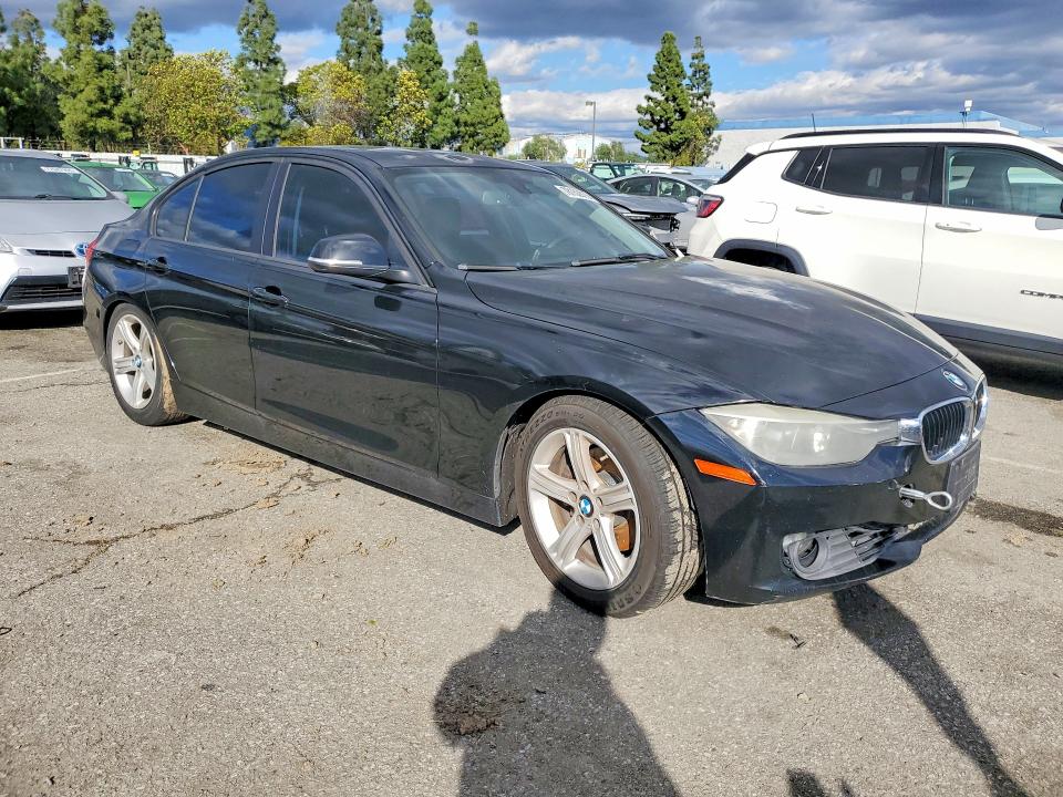 2014 BMW 3er VIN WBA3C1C57EK114202 COPART salvage auction — NORMAL WEAR, Ca - Dis/Dlr/Exp Only Clean Title, sold $800 on 2026-07-21 (photo 4)