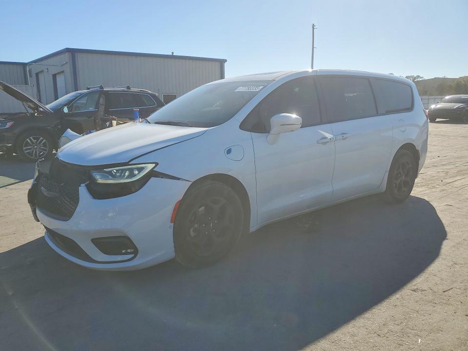 2022 Chrysler Pacifica VIN 2C4RC1S72NR215939 COPART salvage auction — FRONT END, Salvage Title, sold $11,300 on 2026-09-03 (photo 1)